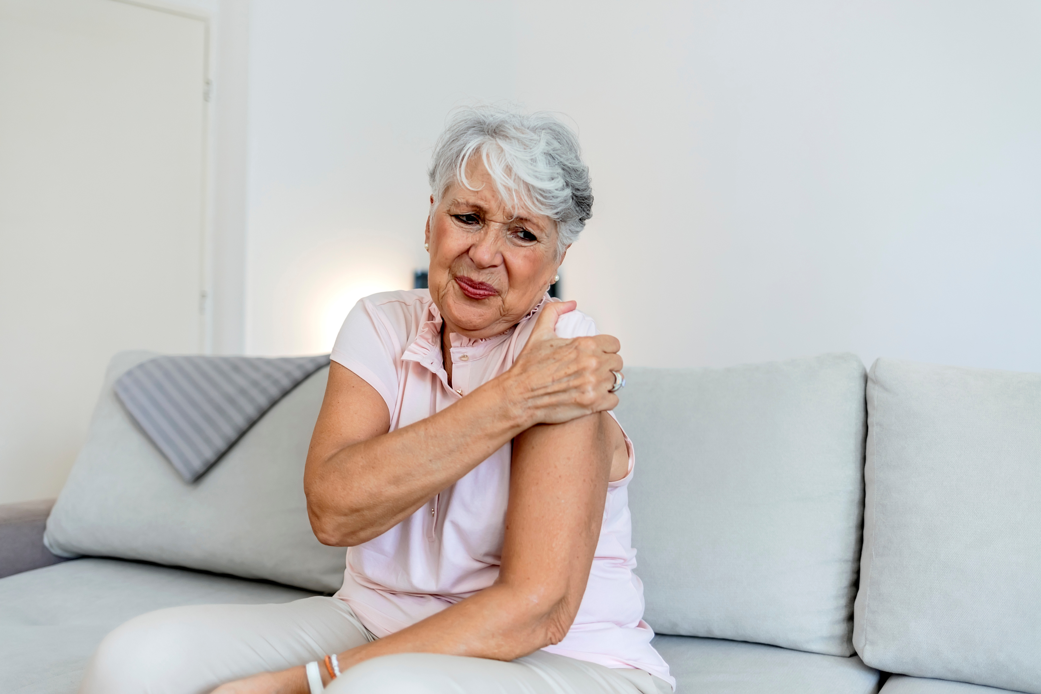 Woman with shoulder pain.